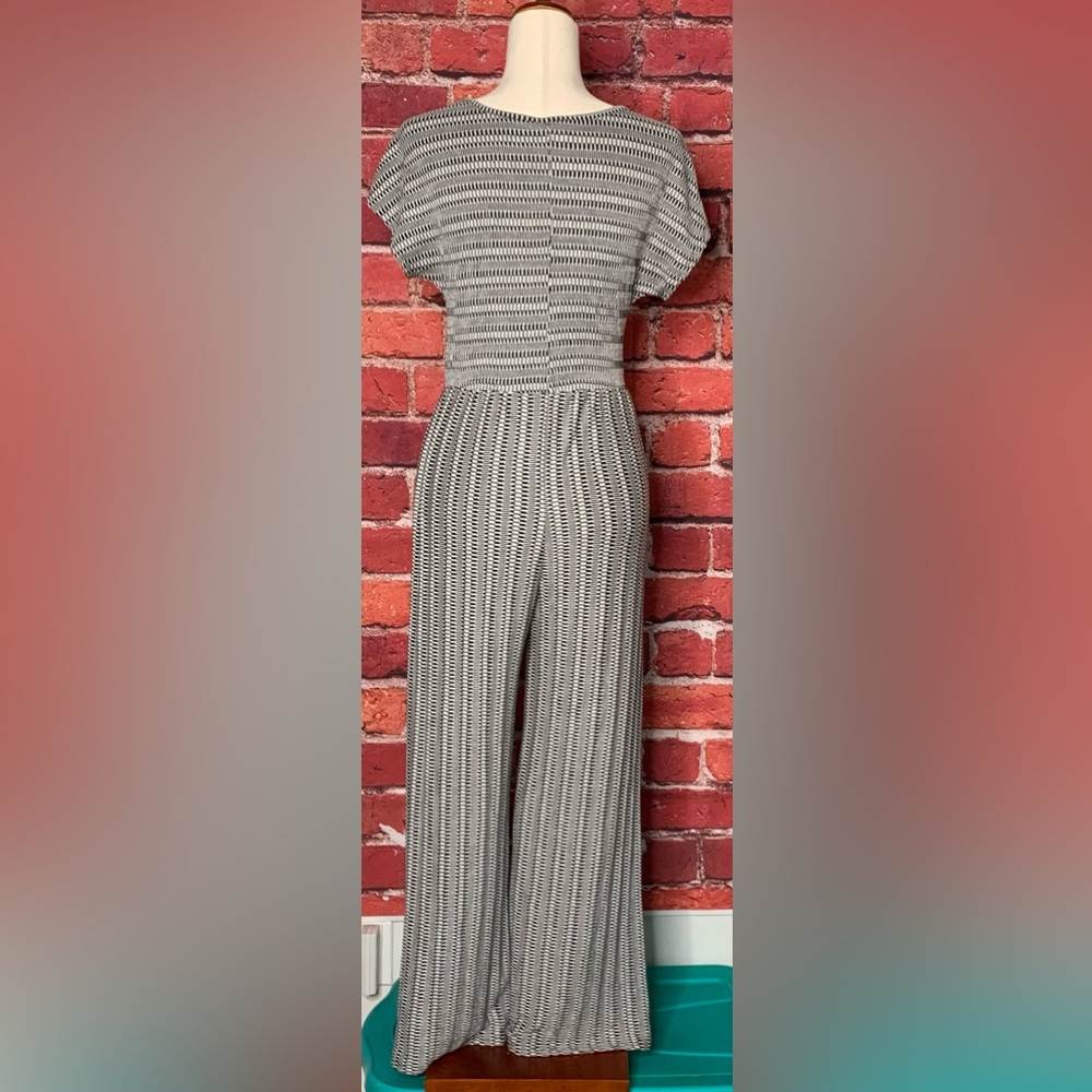 NWT Caution to the Wind Med B&W Short Sleeve Tie Front Romper Jumpsuit - Picture 8 of 16